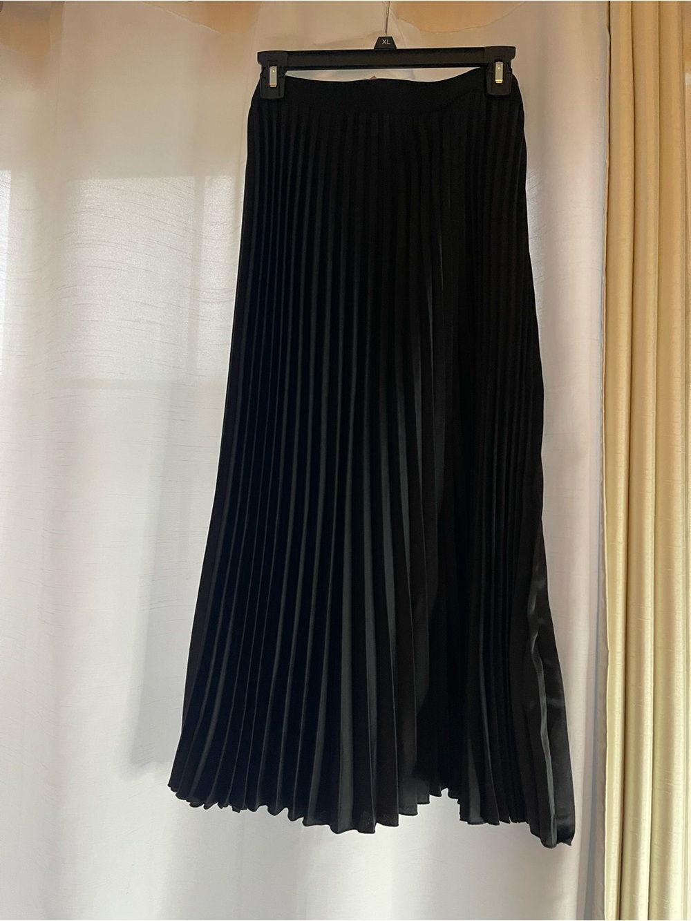 H&M Black Pleated Midi Skirt